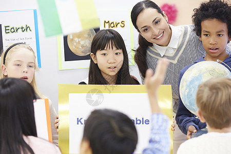 国际学校班级同学举手回答问题图片