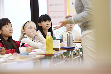 小学生在国际学校课堂现场图片