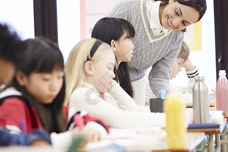 老师在国际学校课堂现场指导学生图片