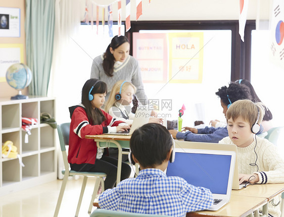 国际学校小学生交流学习图片