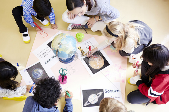 上国际学校的学生图片