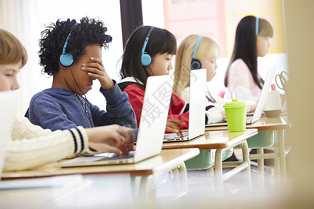 学生用笔记本电脑上国际学校在线课程图片