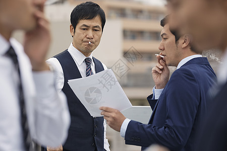 户外吸烟的男士图片