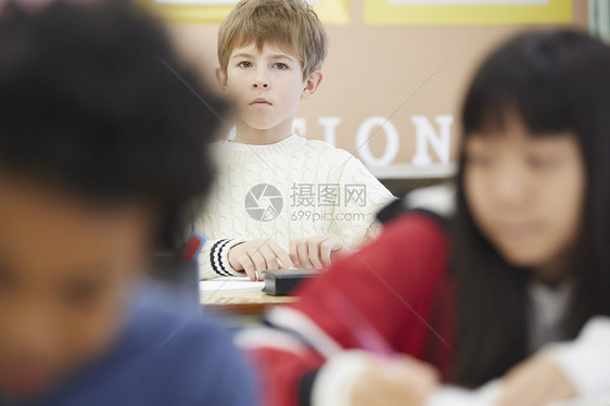 认真听课的小男孩图片