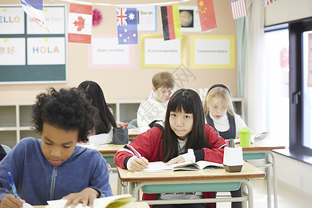 国际学校课堂上认真听课的学生图片