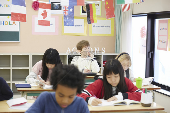 国际学校课堂上写字的学生图片