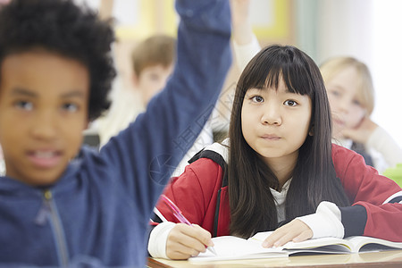 国际学校课堂上认真听课的学生图片