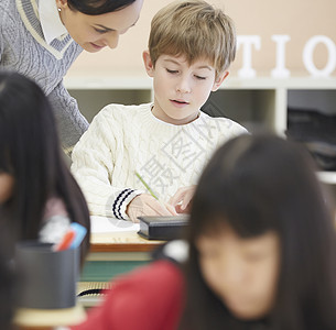 国际学校课堂上认真听课的学生图片