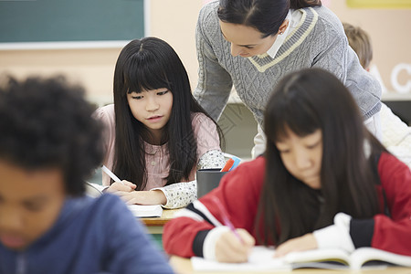 国际学校课堂认真听课的小学生图片