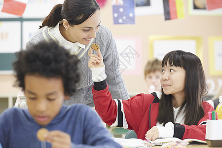 班级里休息时间吃东西的学生图片