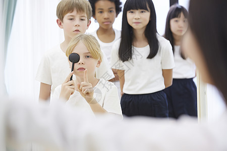 小学生体检视力检查图片