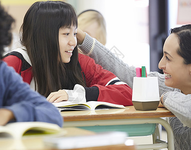 国际学校课堂里认真学习的学生图片