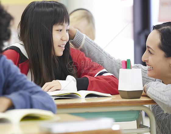 国际学校课堂里认真学习的学生图片