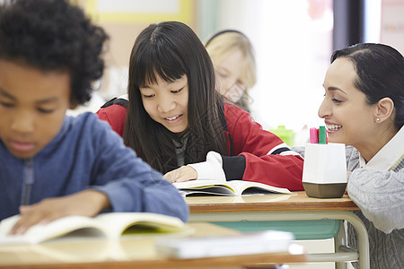 国际学校课堂里认真学习的学生图片