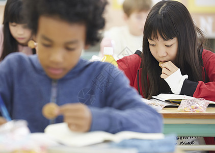 国际学校课堂里认真学习的学生图片