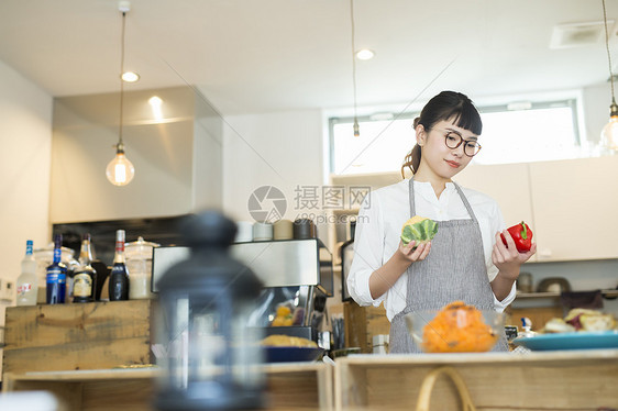 餐厅里制作料理的员工图片