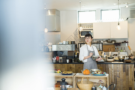 餐厅里制作料理的女员工图片