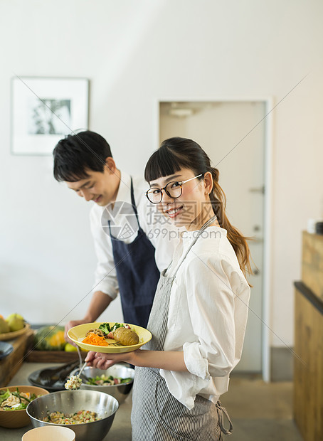 在咖啡馆工作的夫妇图片