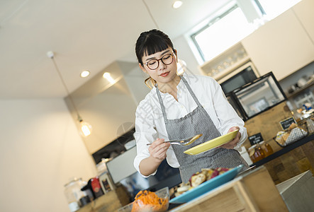 在咖啡馆工作的妇女图片