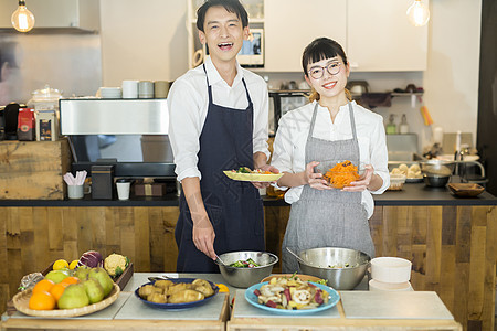 店主烹调在咖啡馆工作的夫妇图片