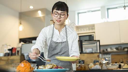 咖啡馆售货员准备食物图片