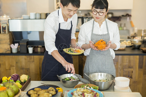 咖啡馆售货员准备食物图片