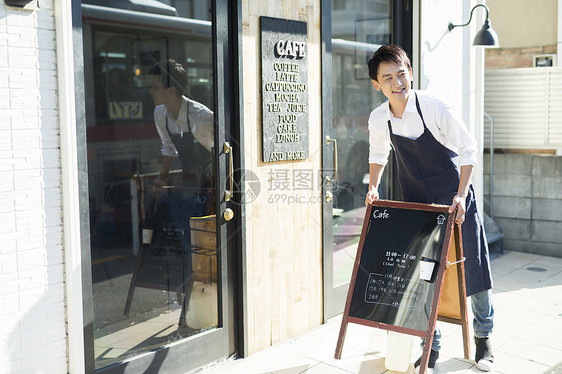 告示牌壮年车篷在咖啡馆工作的人食品业务图片