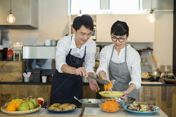 咖啡馆售货员准备食物图片