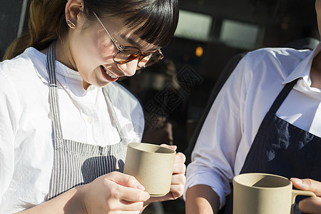 女孩女士年轻人结合工作在咖啡馆休息的食物事务图片