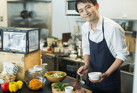 厨房里制作美食的厨师图片