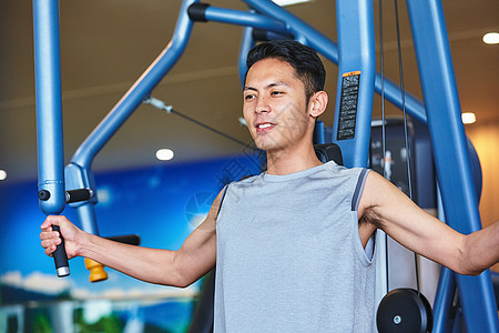 健身房锻炼器械的男人图片