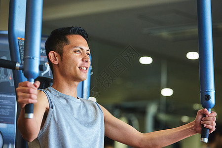 在健身房锻炼的男青年图片