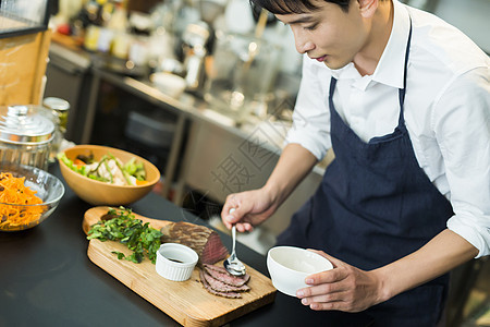 男拥有者时髦在咖啡馆工作的人食品业务图片