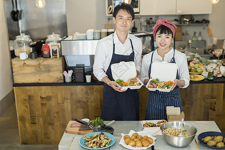 自由雇佣制车篷送餐卖午餐盒食物事务的已婚夫妇图片