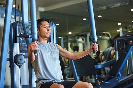 训练室内男在健身房锻炼的人图片