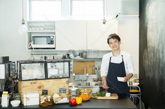 熟的时髦烹饪在咖啡馆工作的人食品业务图片