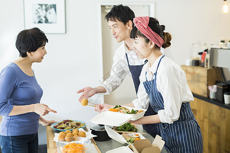 开菜肴三十几岁卖午餐盒食物事务的已婚夫妇图片