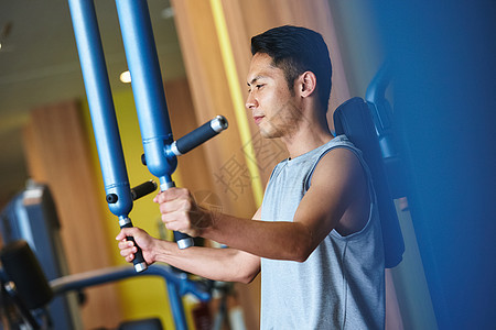 锻造丰胸练习在健身房锻炼的人图片