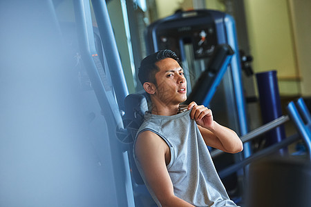 力量训练男子单人在健身房锻炼的人图片