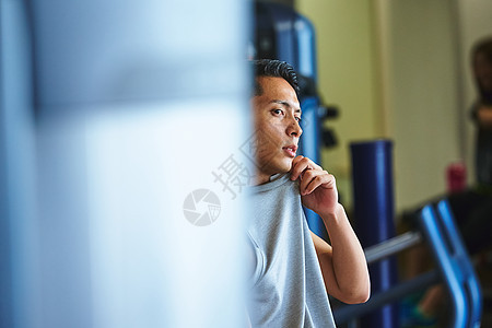商人三十几岁客人在健身房锻炼的人图片