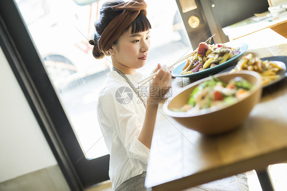 熟食店自由雇佣制美在咖啡馆工作的妇女食品业务图片