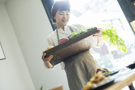 独立围裙店主在咖啡馆工作的妇女食品业务图片