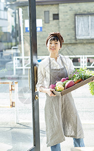 店主头巾时髦在咖啡馆工作的妇女食品业务图片