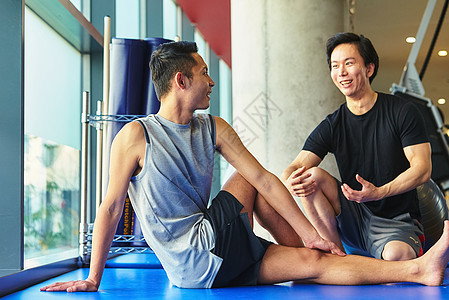 年轻男性康复训练图片