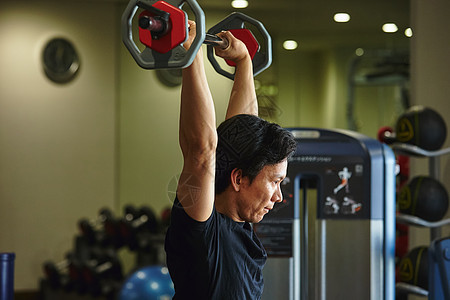 男人升起研修在健身房锻炼的人图片