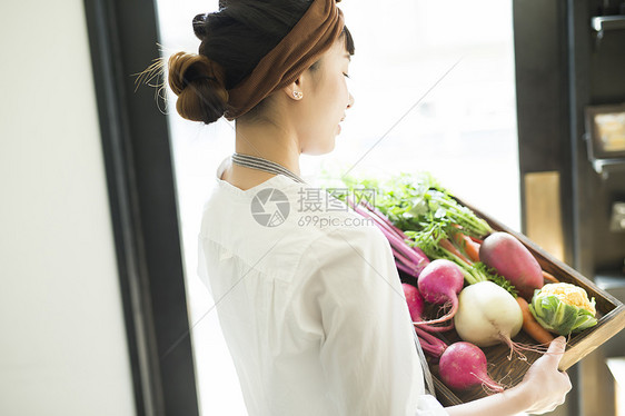 带来员工遵守在咖啡馆工作的妇女食品业务图片