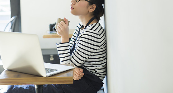 作品打碎头巾工作在咖啡馆休息食物事务的妇女图片