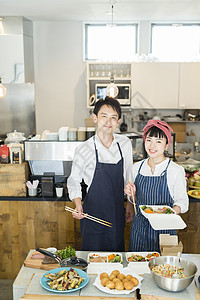 拥有者餐厅盘卖午餐盒食物事务的已婚夫妇背景图片
