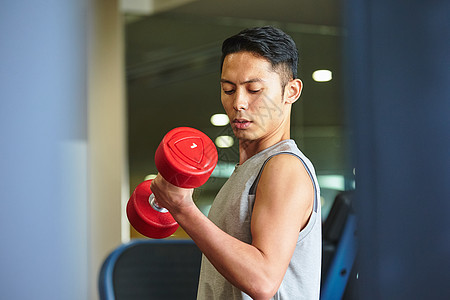 职员训练肌肉在健身房锻炼的人图片