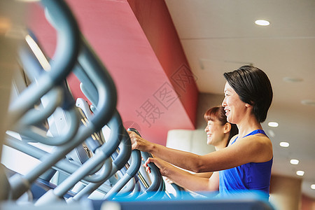 中年女性健身房锻炼图片